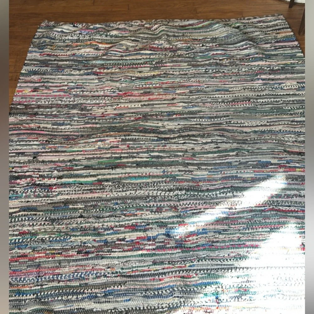 Elegant Patterned Rug - Picture 4 of 5